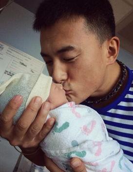 何洁孩子资料,温馨家庭背后的温馨故事