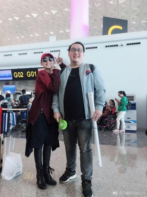 戴佩妮和搞笑歌迷合影